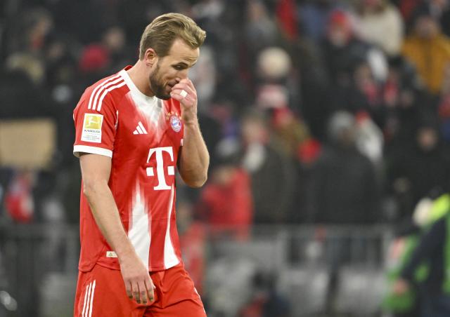 24 January 2026, Bavaria, Munich: Bayern Munich's Harry Kane looks dejected after the German Bundesliga soccer match between FC Bayern Munich and FC Augsburg at Allianz Arena. Photo: Peter Kneffel/dpa - WICHTIGER HINWEIS: Gemäß den Vorgaben der DFL Deutsche Fußball Liga bzw. des DFB Deutscher Fußball-Bund ist es untersagt, in dem Stadion und/oder vom Spiel angefertigte Fotoaufnahmen in Form von Sequenzbildern und/oder videoähnlichen Fotostrecken zu verwerten bzw. verwerten zu lassen.