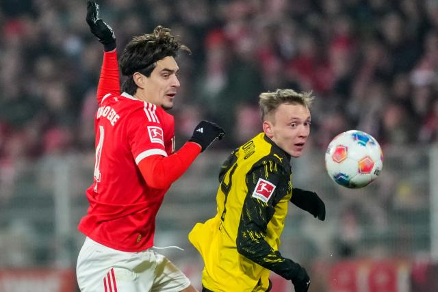 24 January 2026, Berlin: Union Berlin's Diogo Leite (L) and Borussia Dortmund's Maximilian Beier battle for the ball during the German Bundesliga soccer match between 1. FC Union Berlin and Borussia Dortmund at An der Alten Försterei. Photo: Soeren Stache/dpa - WICHTIGER HINWEIS: Gemäß den Vorgaben der DFL Deutsche Fußball Liga bzw. des DFB Deutscher Fußball-Bund ist es untersagt, in dem Stadion und/oder vom Spiel angefertigte Fotoaufnahmen in Form von Sequenzbildern und/oder videoähnlichen Fotostrecken zu verwerten bzw. verwerten zu lassen.