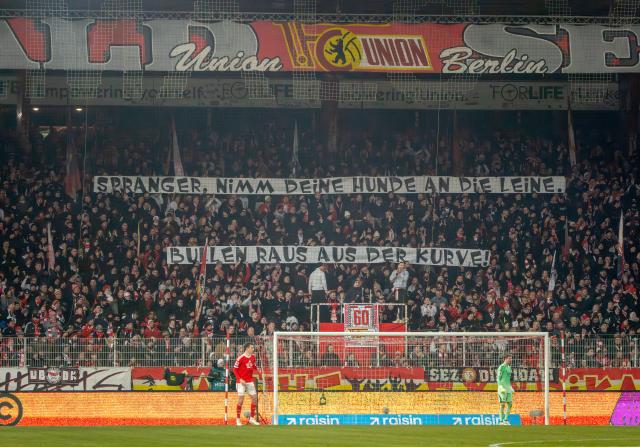 24 January 2026, Berlin: Union fans display banners with the slogan "Spranger, put your dogs on a leash. Cops out of the stands!" during the German Bundesliga soccer match between 1. FC Union Berlin and Borussia Dortmund at An der Alten Foersterei. Photo: Soeren Stache/dpa - WICHTIGER HINWEIS: Gemäß den Vorgaben der DFL Deutsche Fußball Liga bzw. des DFB Deutscher Fußball-Bund ist es untersagt, in dem Stadion und/oder vom Spiel angefertigte Fotoaufnahmen in Form von Sequenzbildern und/oder videoähnlichen Fotostrecken zu verwerten bzw. verwerten zu lassen.