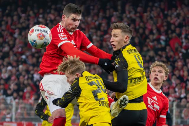24 January 2026, Berlin: Union Berlin's Andrej Ilic (L) battles for the ball with Borussia Dortmund's Nico Schlotterbeck (2nd R) and Daniel Svensson (2nd L) during the German Bundesliga soccer match between 1. FC Union Berlin and Borussia Dortmund at An der Alten Foersterei. Photo: Soeren Stache/dpa - WICHTIGER HINWEIS: Gemäß den Vorgaben der DFL Deutsche Fußball Liga bzw. des DFB Deutscher Fußball-Bund ist es untersagt, in dem Stadion und/oder vom Spiel angefertigte Fotoaufnahmen in Form von Sequenzbildern und/oder videoähnlichen Fotostrecken zu verwerten bzw. verwerten zu lassen.