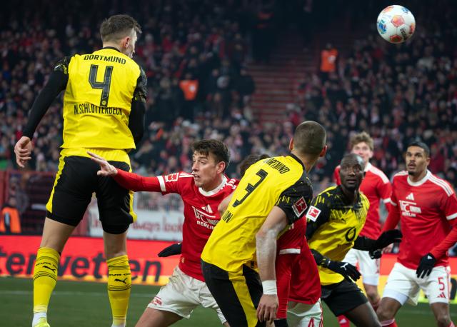 24 January 2026, Berlin: Borussia Dortmund's Nico Schlotterbeck (L) scores his side's second goal during the German Bundesliga soccer match between 1. FC Union Berlin and Borussia Dortmund at An der Alten Foersterei. Photo: Soeren Stache/dpa - WICHTIGER HINWEIS: Gemäß den Vorgaben der DFL Deutsche Fußball Liga bzw. des DFB Deutscher Fußball-Bund ist es untersagt, in dem Stadion und/oder vom Spiel angefertigte Fotoaufnahmen in Form von Sequenzbildern und/oder videoähnlichen Fotostrecken zu verwerten bzw. verwerten zu lassen.