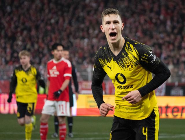 24 January 2026, Berlin: Borussia Dortmund's Nico Schlotterbeck celebrates scoring his side's second goal during the German Bundesliga soccer match between 1. FC Union Berlin and Borussia Dortmund at An der Alten Foersterei. Photo: Soeren Stache/dpa - WICHTIGER HINWEIS: Gemäß den Vorgaben der DFL Deutsche Fußball Liga bzw. des DFB Deutscher Fußball-Bund ist es untersagt, in dem Stadion und/oder vom Spiel angefertigte Fotoaufnahmen in Form von Sequenzbildern und/oder videoähnlichen Fotostrecken zu verwerten bzw. verwerten zu lassen.