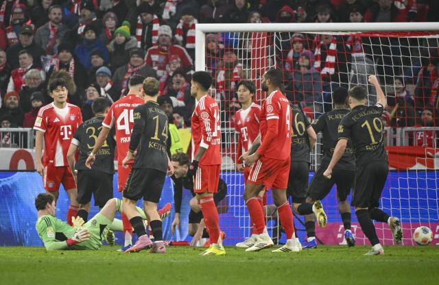 24 January 2026, Bavaria, Munich: Bayern Munich goalkeeper Jonas Urbig (Bottom L) fails to prevent the goal during the German Bundesliga soccer match between FC Bayern Munich and FC Augsburg at Allianz Arena. Photo: Peter Kneffel/dpa - WICHTIGER HINWEIS: Gemäß den Vorgaben der DFL Deutsche Fußball Liga bzw. des DFB Deutscher Fußball-Bund ist es untersagt, in dem Stadion und/oder vom Spiel angefertigte Fotoaufnahmen in Form von Sequenzbildern und/oder videoähnlichen Fotostrecken zu verwerten bzw. verwerten zu lassen.