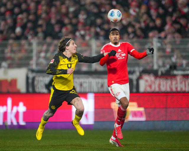 24 January 2026, Berlin: Borussia Dortmund's Fabio Silvy (L) and Union Berlin's Danilho Doekhi battle for the ball during the German Bundesliga soccer match between 1. FC Union Berlin and Borussia Dortmund at An der Alten Foersterei. Photo: Soeren Stache/dpa - WICHTIGER HINWEIS: Gemäß den Vorgaben der DFL Deutsche Fußball Liga bzw. des DFB Deutscher Fußball-Bund ist es untersagt, in dem Stadion und/oder vom Spiel angefertigte Fotoaufnahmen in Form von Sequenzbildern und/oder videoähnlichen Fotostrecken zu verwerten bzw. verwerten zu lassen.