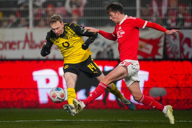 24 January 2026, Berlin: Borussia Dortmund's Maximilian Beier (L) and Union Berlin's Janik Haberer battle for the ball during the German Bundesliga soccer match between 1. FC Union Berlin and Borussia Dortmund at An der Alten Foersterei. Photo: Soeren Stache/dpa - WICHTIGER HINWEIS: Gemäß den Vorgaben der DFL Deutsche Fußball Liga bzw. des DFB Deutscher Fußball-Bund ist es untersagt, in dem Stadion und/oder vom Spiel angefertigte Fotoaufnahmen in Form von Sequenzbildern und/oder videoähnlichen Fotostrecken zu verwerten bzw. verwerten zu lassen.
