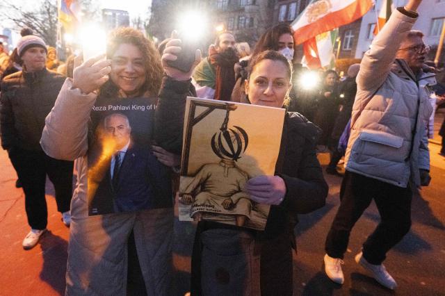 24 January 2026, Hesse, Frankfurt/Main: People take part in a Pro-Iranian protest against the regime in Iran in downtown Frankfurt. Photo: Boris Roessler/dpa