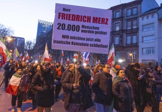 24 January 2026, Hesse, Frankfurt/Main: People take part in a Pro-Iranian protest against the regime in Iran in downtown Frankfurt. Photo: Boris Roessler/dpa