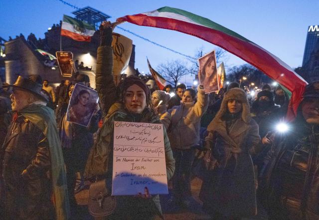 24 January 2026, Hesse, Frankfurt/Main: People take part in a Pro-Iranian protest against the regime in Iran in downtown Frankfurt. Photo: Boris Roessler/dpa