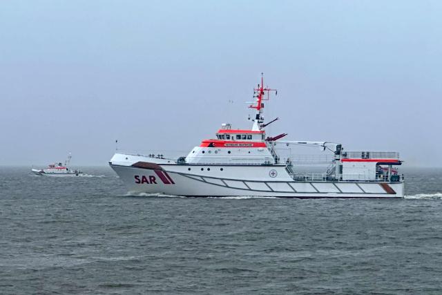 HANDOUT - 25 January 2026, Lower Saxony, --: Several rescue units from the German Maritime Search and Rescue Service (DGzRS) search for a missing sailor in the Elbe estuary. The search for a crew member of the tanker Songa Pearl off Cuxhaven in Lower Saxony is called off, with the DGzRS saying there is no longer any hope of finding the 29-year-old sailor alive. Photo: -/Die Seenotretter - DGzRS/dpa - ACHTUNG: Nur zur redaktionellen Verwendung im Zusammenhang mit der aktuellen Berichterstattung und nur mit vollständiger Nennung des vorstehenden Credits