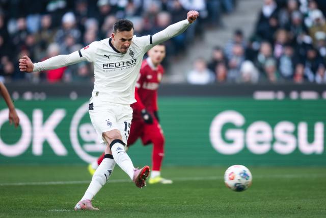 25 January 2026, North Rhine-Westphalia, Moenchengladbach: Borussia Moenchengladbach's Haris Tabakovic takes a penalty kick during the German Bundesliga soccer match between Borussia Moenchengladbach and VfB Stuttgart at Borussia-Park Stadium: Photo: Marius Becker/dpa - WICHTIGER HINWEIS: Gemäß den Vorgaben der DFL Deutsche Fußball Liga bzw. des DFB Deutscher Fußball-Bund ist es untersagt, in dem Stadion und/oder vom Spiel angefertigte Fotoaufnahmen in Form von Sequenzbildern und/oder videoähnlichen Fotostrecken zu verwerten bzw. verwerten zu lassen.