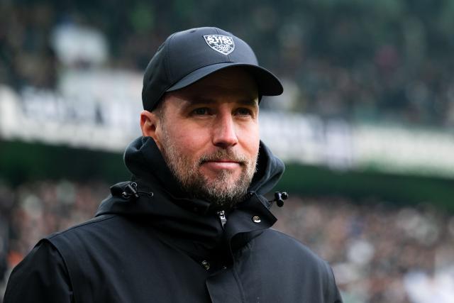 25 January 2026, North Rhine-Westphalia, Moenchengladbach: VfB Stuttgart coach Sebastian Hoeness walks on the pitch ahead of the German Bundesliga soccer match between Borussia Moenchengladbach and VfB Stuttgart at Borussia-Park Stadium: Photo: Marius Becker/dpa - WICHTIGER HINWEIS: Gemäß den Vorgaben der DFL Deutsche Fußball Liga bzw. des DFB Deutscher Fußball-Bund ist es untersagt, in dem Stadion und/oder vom Spiel angefertigte Fotoaufnahmen in Form von Sequenzbildern und/oder videoähnlichen Fotostrecken zu verwerten bzw. verwerten zu lassen.