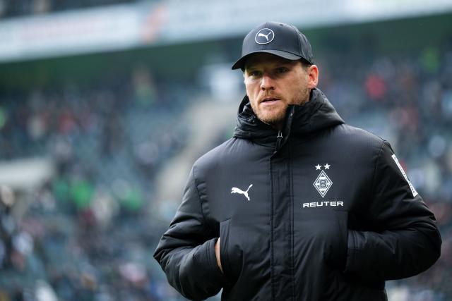 25 January 2026, North Rhine-Westphalia, Moenchengladbach: Borussia Moenchengladbach coach Eugen Polanski looks around ahead of the German Bundesliga soccer match between Borussia Moenchengladbach and VfB Stuttgart at Borussia-Park Stadium: Photo: Marius Becker/dpa - WICHTIGER HINWEIS: Gemäß den Vorgaben der DFL Deutsche Fußball Liga bzw. des DFB Deutscher Fußball-Bund ist es untersagt, in dem Stadion und/oder vom Spiel angefertigte Fotoaufnahmen in Form von Sequenzbildern und/oder videoähnlichen Fotostrecken zu verwerten bzw. verwerten zu lassen.