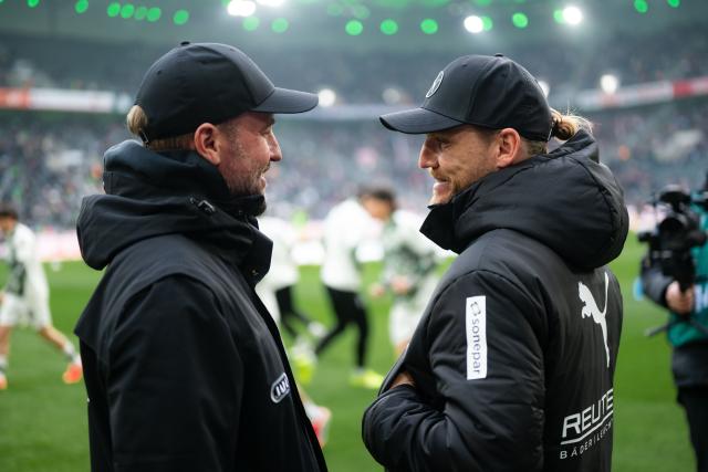 25 January 2026, North Rhine-Westphalia, Moenchengladbach: VfB Stuttgart coach Sebastian Hoeness (L) and Borussia Moenchengladbach coach Eugen Polanski chat ahead of the German Bundesliga soccer match between Borussia Moenchengladbach and VfB Stuttgart at Borussia-Park Stadium: Photo: Marius Becker/dpa - WICHTIGER HINWEIS: Gemäß den Vorgaben der DFL Deutsche Fußball Liga bzw. des DFB Deutscher Fußball-Bund ist es untersagt, in dem Stadion und/oder vom Spiel angefertigte Fotoaufnahmen in Form von Sequenzbildern und/oder videoähnlichen Fotostrecken zu verwerten bzw. verwerten zu lassen.