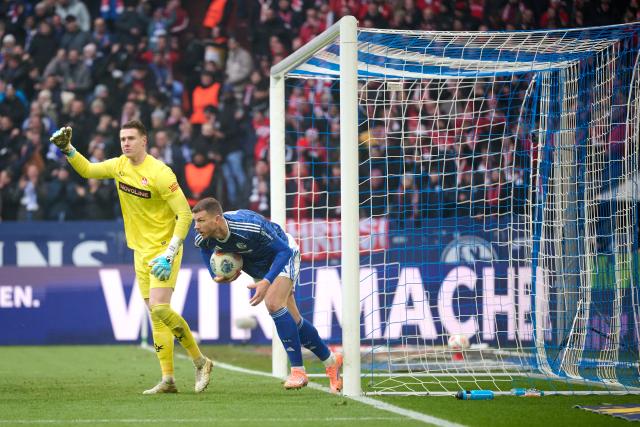 25 January 2026, North Rhine-Westphalia, Gelsenkirchen: Schalke's Edin Dzeko retrieves the ball from Kaiserslautern goalkeeper Julian Krahl's goal after scoring during the German 2nd Bundesliga soccer match between FC Schalke 04 and 1. FC Kaiserslautern at Veltins Arena. Photo: Bernd Thissen/dpa - WICHTIGER HINWEIS: Gemäß den Vorgaben der DFL Deutsche Fußball Liga bzw. des DFB Deutscher Fußball-Bund ist es untersagt, in dem Stadion und/oder vom Spiel angefertigte Fotoaufnahmen in Form von Sequenzbildern und/oder videoähnlichen Fotostrecken zu verwerten bzw. verwerten zu lassen.