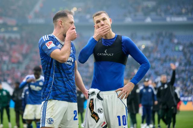 25 January 2026, North Rhine-Westphalia, Gelsenkirchen: Schalke's Edin Dzeko (R) and Nikola Katic stand with their team in front of their fans after the German 2nd Bundesliga soccer match between FC Schalke 04 and 1. FC Kaiserslautern at Veltins Arena. Photo: Bernd Thissen/dpa - WICHTIGER HINWEIS: Gemäß den Vorgaben der DFL Deutsche Fußball Liga bzw. des DFB Deutscher Fußball-Bund ist es untersagt, in dem Stadion und/oder vom Spiel angefertigte Fotoaufnahmen in Form von Sequenzbildern und/oder videoähnlichen Fotostrecken zu verwerten bzw. verwerten zu lassen.