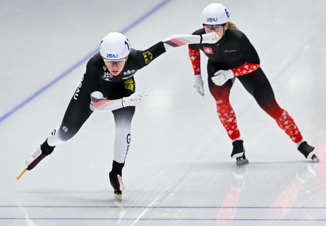 25 January 2026, Bavaria, Inzell: Germany's Josephine Schloerb (L) and Switzerland's Kaitlyn McGregor compete in the women's mass start at the Speed Skating World Cup at the Max Aicher Arena. Photo: Sven Hoppe/dpa
