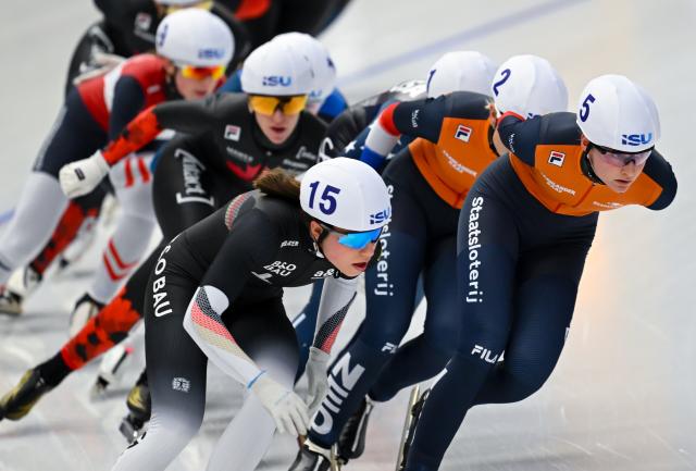25 January 2026, Bavaria, Inzell: Germany's Josie Hofmann (front) competes in the women's mass start at the Speed Skating World Cup at the Max Aicher Arena. Photo: Sven Hoppe/dpa