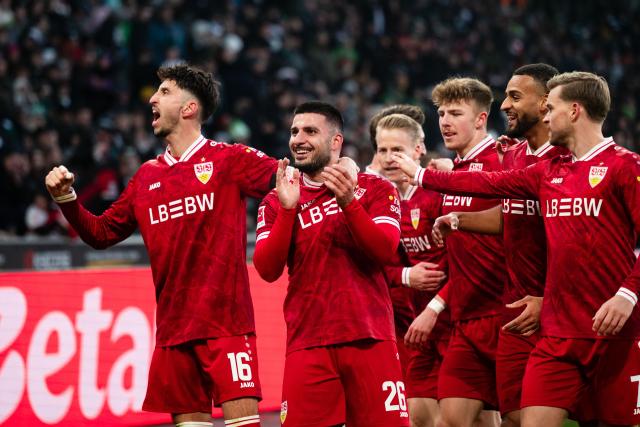 25 January 2026, North Rhine-Westphalia, Moenchengladbach: Stuttgart's Atakan Karazor (L) and Deniz Undav celebrate with their teammates after scoring their side's third goal of the game during the German Bundesliga soccer match between Borussia Moenchengladbach and VfB Stuttgart at Borussia-Park Stadium. Photo: Marius Becker/dpa - WICHTIGER HINWEIS: Gemäß den Vorgaben der DFL Deutsche Fußball Liga bzw. des DFB Deutscher Fußball-Bund ist es untersagt, in dem Stadion und/oder vom Spiel angefertigte Fotoaufnahmen in Form von Sequenzbildern und/oder videoähnlichen Fotostrecken zu verwerten bzw. verwerten zu lassen.