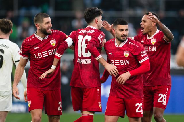 25 January 2026, North Rhine-Westphalia, Moenchengladbach: (L-R) Stuttgart's Ameen Al-Dakhil, Atakan Karazor, Deniz Undav, and Nikolas Nartey celebrate after scoring his side's second goal of the game during the German Bundesliga soccer match between Borussia Moenchengladbach and VfB Stuttgart at Borussia-Park Stadium. Photo: Marius Becker/dpa - WICHTIGER HINWEIS: Gemäß den Vorgaben der DFL Deutsche Fußball Liga bzw. des DFB Deutscher Fußball-Bund ist es untersagt, in dem Stadion und/oder vom Spiel angefertigte Fotoaufnahmen in Form von Sequenzbildern und/oder videoähnlichen Fotostrecken zu verwerten bzw. verwerten zu lassen.