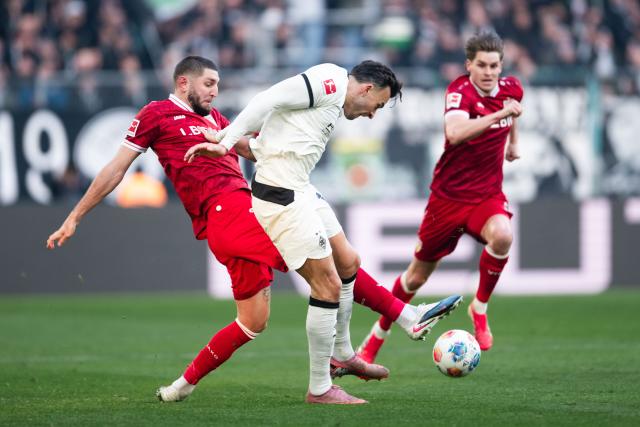 25 January 2026, North Rhine-Westphalia, Moenchengladbach: Stuttgart's Jeff Chabot (L) and Moenchengladbach's Haris Tabakovic battle for the ball during the German Bundesliga soccer match between Borussia Moenchengladbach and VfB Stuttgart at Borussia-Park Stadium. Photo: Marius Becker/dpa - WICHTIGER HINWEIS: Gemäß den Vorgaben der DFL Deutsche Fußball Liga bzw. des DFB Deutscher Fußball-Bund ist es untersagt, in dem Stadion und/oder vom Spiel angefertigte Fotoaufnahmen in Form von Sequenzbildern und/oder videoähnlichen Fotostrecken zu verwerten bzw. verwerten zu lassen.