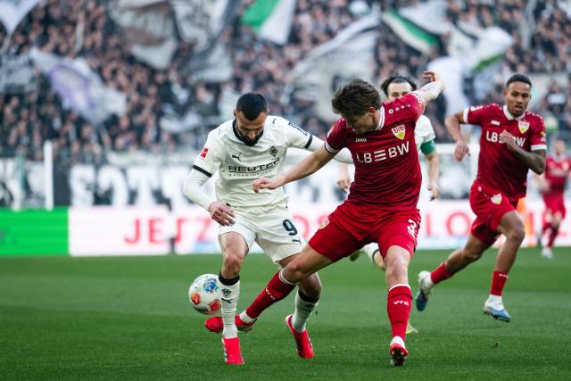 25 January 2026, North Rhine-Westphalia, Moenchengladbach: Borussia Moenchengladbach's Franck Honorat (L) and Stuttgart's Ramon Hendriks battle for the ball during the German Bundesliga soccer match between Borussia Moenchengladbach and VfB Stuttgart at Borussia-Park Stadium. Photo: Marius Becker/dpa - WICHTIGER HINWEIS: Gemäß den Vorgaben der DFL Deutsche Fußball Liga bzw. des DFB Deutscher Fußball-Bund ist es untersagt, in dem Stadion und/oder vom Spiel angefertigte Fotoaufnahmen in Form von Sequenzbildern und/oder videoähnlichen Fotostrecken zu verwerten bzw. verwerten zu lassen.