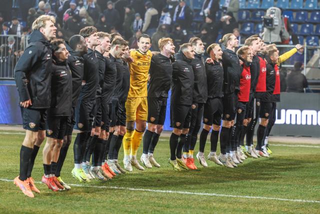 24 January 2026, Saxony-Anhalt, Magdeburg: The Dynamo Dresden team celebrates its victory with their fans after the German 2nd Bundesliga soccer match between . FC Magdeburg and Dynamo Dresdenat Avnet Arena. Photo: Andreas Gora/dpa - WICHTIGER HINWEIS: Gemäß den Vorgaben der DFL Deutsche Fußball Liga bzw. des DFB Deutscher Fußball-Bund ist es untersagt, in dem Stadion und/oder vom Spiel angefertigte Fotoaufnahmen in Form von Sequenzbildern und/oder videoähnlichen Fotostrecken zu verwerten bzw. verwerten zu lassen.