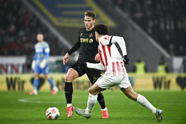 25 January 2026, Baden-Wuerttemberg, Freiburg im Breisgau: Cologne's Sebastian Sebulonsen (L) and Freiburg's Derry Scherhant battle for the ball during the German Bundesliga soccer match between SC Freiburgand FC Cologne at Europa-Park Stadium. Photo: Silas Stein/dpa - WICHTIGER HINWEIS: Gemäß den Vorgaben der DFL Deutsche Fußball Liga bzw. des DFB Deutscher Fußball-Bund ist es untersagt, in dem Stadion und/oder vom Spiel angefertigte Fotoaufnahmen in Form von Sequenzbildern und/oder videoähnlichen Fotostrecken zu verwerten bzw. verwerten zu lassen.