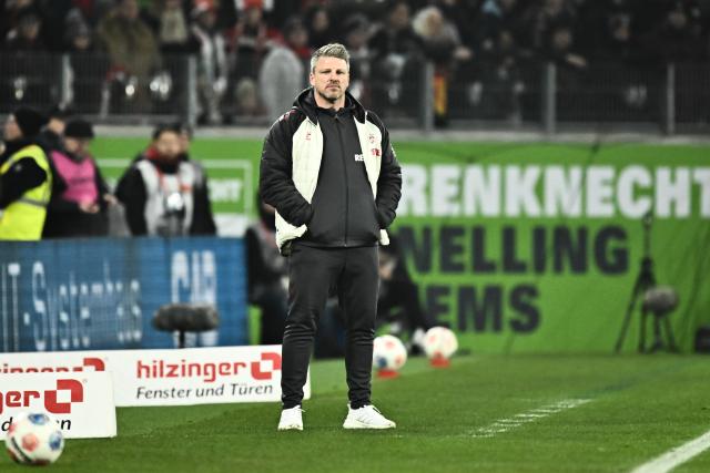 25 January 2026, Baden-Wuerttemberg, Freiburg im Breisgau: Cologne coach Lukas Kwasniok watches the game from the touchline during the German Bundesliga soccer match between SC Freiburgand FC Cologne at Europa-Park Stadium. Photo: Silas Stein/dpa - WICHTIGER HINWEIS: Gemäß den Vorgaben der DFL Deutsche Fußball Liga bzw. des DFB Deutscher Fußball-Bund ist es untersagt, in dem Stadion und/oder vom Spiel angefertigte Fotoaufnahmen in Form von Sequenzbildern und/oder videoähnlichen Fotostrecken zu verwerten bzw. verwerten zu lassen.