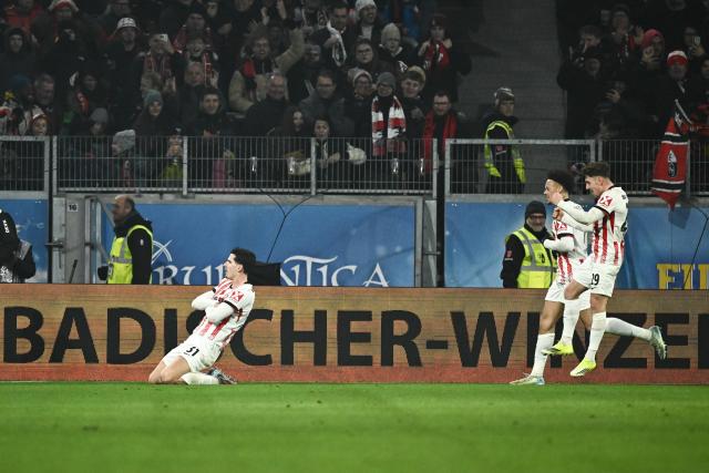 25 January 2026, Baden-Wuerttemberg, Freiburg im Breisgau: Freiburg's Igor Matanovic celebrates his side's second goal of the game during the German Bundesliga soccer match between SC Freiburgand FC Cologne at Europa-Park Stadium. Photo: Silas Stein/dpa - WICHTIGER HINWEIS: Gemäß den Vorgaben der DFL Deutsche Fußball Liga bzw. des DFB Deutscher Fußball-Bund ist es untersagt, in dem Stadion und/oder vom Spiel angefertigte Fotoaufnahmen in Form von Sequenzbildern und/oder videoähnlichen Fotostrecken zu verwerten bzw. verwerten zu lassen.