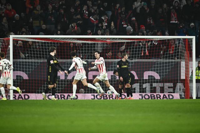 25 January 2026, Baden-Wuerttemberg, Freiburg im Breisgau: Freiburg players celebrate their side's second goal of the game during the German Bundesliga soccer match between SC Freiburgand FC Cologne at Europa-Park Stadium. Photo: Silas Stein/dpa - WICHTIGER HINWEIS: Gemäß den Vorgaben der DFL Deutsche Fußball Liga bzw. des DFB Deutscher Fußball-Bund ist es untersagt, in dem Stadion und/oder vom Spiel angefertigte Fotoaufnahmen in Form von Sequenzbildern und/oder videoähnlichen Fotostrecken zu verwerten bzw. verwerten zu lassen.