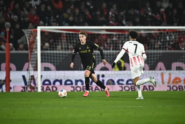 25 January 2026, Baden-Wuerttemberg, Freiburg im Breisgau: Cologne's Sebastian Sebulonsen (L) and Freiburg's Derry Scherhant battle for the ball during the German Bundesliga soccer match between SC Freiburgand FC Cologne at Europa-Park Stadium. Photo: Silas Stein/dpa - WICHTIGER HINWEIS: Gemäß den Vorgaben der DFL Deutsche Fußball Liga bzw. des DFB Deutscher Fußball-Bund ist es untersagt, in dem Stadion und/oder vom Spiel angefertigte Fotoaufnahmen in Form von Sequenzbildern und/oder videoähnlichen Fotostrecken zu verwerten bzw. verwerten zu lassen.