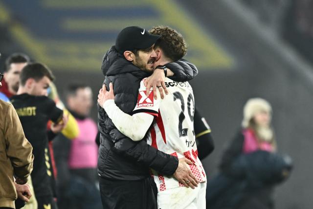 25 January 2026, Baden-Wuerttemberg, Freiburg im Breisgau: Freiburg coach Julian Schuster (L) and Freiburg player Philipp Treu embrace after the German Bundesliga soccer match between SC Freiburgand FC Cologne at Europa-Park Stadium. Photo: Silas Stein/dpa - WICHTIGER HINWEIS: Gemäß den Vorgaben der DFL Deutsche Fußball Liga bzw. des DFB Deutscher Fußball-Bund ist es untersagt, in dem Stadion und/oder vom Spiel angefertigte Fotoaufnahmen in Form von Sequenzbildern und/oder videoähnlichen Fotostrecken zu verwerten bzw. verwerten zu lassen.