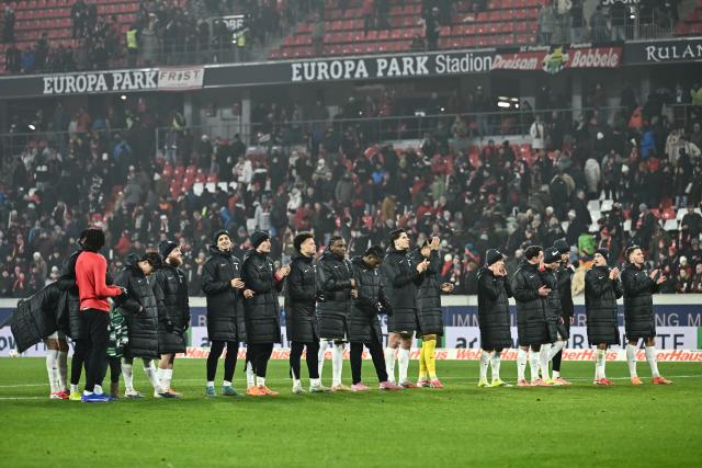 25 January 2026, Baden-Wuerttemberg, Freiburg im Breisgau: Freiburg players celebrate their side's second goal of the game during the German Bundesliga soccer match between SC Freiburgand FC Cologne at Europa-Park Stadium. Photo: Silas Stein/dpa - WICHTIGER HINWEIS: Gemäß den Vorgaben der DFL Deutsche Fußball Liga bzw. des DFB Deutscher Fußball-Bund ist es untersagt, in dem Stadion und/oder vom Spiel angefertigte Fotoaufnahmen in Form von Sequenzbildern und/oder videoähnlichen Fotostrecken zu verwerten bzw. verwerten zu lassen.