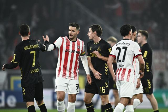 25 January 2026, Baden-Wuerttemberg, Freiburg im Breisgau: Freiburg and Cologne players shake hands after the German Bundesliga soccer match between SC Freiburgand FC Cologne at Europa-Park Stadium. Photo: Silas Stein/dpa - WICHTIGER HINWEIS: Gemäß den Vorgaben der DFL Deutsche Fußball Liga bzw. des DFB Deutscher Fußball-Bund ist es untersagt, in dem Stadion und/oder vom Spiel angefertigte Fotoaufnahmen in Form von Sequenzbildern und/oder videoähnlichen Fotostrecken zu verwerten bzw. verwerten zu lassen.