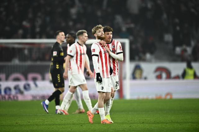 25 January 2026, Baden-Wuerttemberg, Freiburg im Breisgau: Freiburg's Niklas Beste (L) and Philipp Treu celebrate their side's second goal of the game during the German Bundesliga soccer match between SC Freiburgand FC Cologne at Europa-Park Stadium. Photo: Silas Stein/dpa - WICHTIGER HINWEIS: Gemäß den Vorgaben der DFL Deutsche Fußball Liga bzw. des DFB Deutscher Fußball-Bund ist es untersagt, in dem Stadion und/oder vom Spiel angefertigte Fotoaufnahmen in Form von Sequenzbildern und/oder videoähnlichen Fotostrecken zu verwerten bzw. verwerten zu lassen.