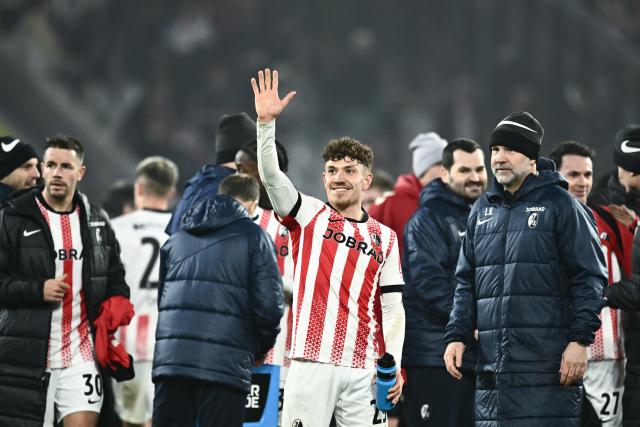 25 January 2026, Baden-Wuerttemberg, Freiburg im Breisgau: Freiburg's Philipp Treu waves to the fans after the German Bundesliga soccer match between SC Freiburgand FC Cologne at Europa-Park Stadium. Photo: Silas Stein/dpa - WICHTIGER HINWEIS: Gemäß den Vorgaben der DFL Deutsche Fußball Liga bzw. des DFB Deutscher Fußball-Bund ist es untersagt, in dem Stadion und/oder vom Spiel angefertigte Fotoaufnahmen in Form von Sequenzbildern und/oder videoähnlichen Fotostrecken zu verwerten bzw. verwerten zu lassen.