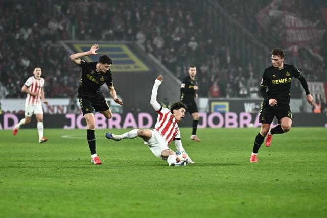 25 January 2026, Baden-Wuerttemberg, Freiburg im Breisgau: Freiburg's Yuito Suzuki (C) in action during the German Bundesliga soccer match between SC Freiburgand FC Cologne at Europa-Park Stadium. Photo: Silas Stein/dpa - WICHTIGER HINWEIS: Gemäß den Vorgaben der DFL Deutsche Fußball Liga bzw. des DFB Deutscher Fußball-Bund ist es untersagt, in dem Stadion und/oder vom Spiel angefertigte Fotoaufnahmen in Form von Sequenzbildern und/oder videoähnlichen Fotostrecken zu verwerten bzw. verwerten zu lassen.