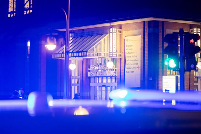 25 January 2026, Berlin: Police forces are on duty in Berlin-Tiergarten after two people are critically injured in a shooting at an apartment in the area. Photo: Christoph Soeder/dpa
