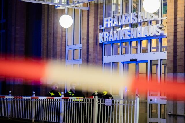 25 January 2026, Berlin: Police forces are on duty in Berlin-Tiergarten after two people are critically injured in a shooting at an apartment in the area. Photo: Christoph Soeder/dpa
