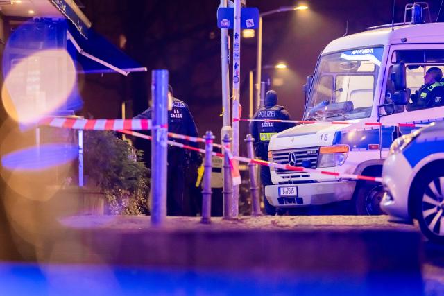 25 January 2026, Berlin: Police forces are on duty in Berlin-Tiergarten after two people are critically injured in a shooting at an apartment in the area. Photo: Christoph Soeder/dpa