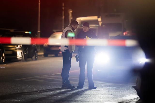 25 January 2026, Berlin: Police forces are on duty in Berlin-Tiergarten after two people are critically injured in a shooting at an apartment in the area. Photo: Christoph Soeder/dpa