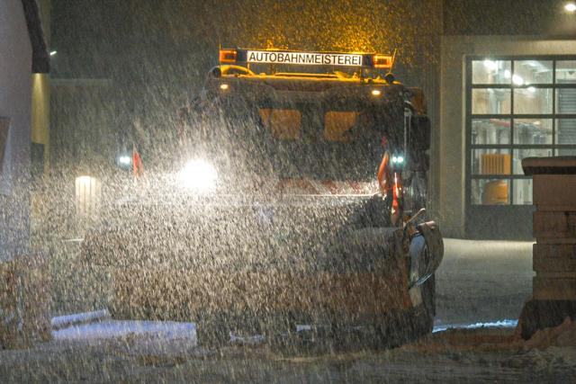 25 January 2026, Baden-Wuerttemberg, Esslingen: A snowplow from the highway maintenance department heads out as heavy snowfall causes wintry conditions on roads in Baden-Wuerttemberg. Photo: Enrique Kaczor/onw-images/dpa