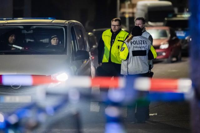 25 January 2026, Berlin: Police forces are on duty in Berlin-Tiergarten after two people are critically injured in a shooting at an apartment in the area. Photo: Christoph Soeder/dpa