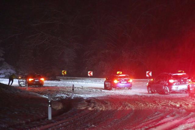 25 January 2026, Baden-Württemberg, Sulzbach an der Murr: A man pushes a stuck car on German Highway 14 near Sulzbach an der Murr. Photo: Alexander Wolf/onw-images/dpa
