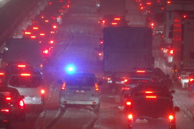 25 January 2026, Baden-Wuerttemberg, Aichelberg: Cars and trucks are stuck on Highway 8 between Kirchheim Teck-Ost and Muehlhausen as heavy snowfall causes a long traffic jam. Photo: Enrique Kaczor/onw-images/dpa