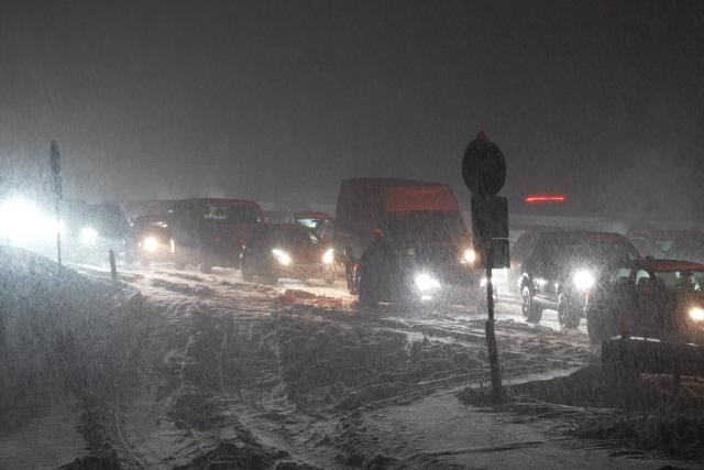 25 January 2026, Baden-Wuerttemberg, Aichelberg: Cars and trucks are stuck on Highway 8 between Kirchheim Teck-Ost and Muehlhausen as heavy snowfall causes a long traffic jam. Photo: Enrique Kaczor/onw-images/dpa