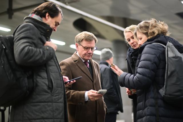 26 January 2026, Berlin: Germany's Foreign Minister Johann Wadephul arrives at the Central Station on his way to Leipzig Airport for a trip to Latvia and Sweden. Due to freezing rain, the flight was moved from Berlin to Leipzig. Photo: Sebastian Gollnow/dpa