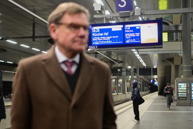 26 January 2026, Berlin: Germany's Foreign Minister Johann Wadephul arrives at the Central Station on his way to Leipzig Airport for a trip to Latvia and Sweden. Due to freezing rain, the flight was moved from Berlin to Leipzig. Photo: Sebastian Gollnow/dpa