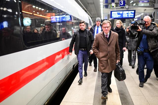 26 January 2026, Berlin: Germany's Foreign Minister Johann Wadephul arrives at the Central Station on his way to Leipzig Airport for a trip to Latvia and Sweden. Due to freezing rain, the flight was moved from Berlin to Leipzig. Photo: Sebastian Christoph Gollnow/dpa