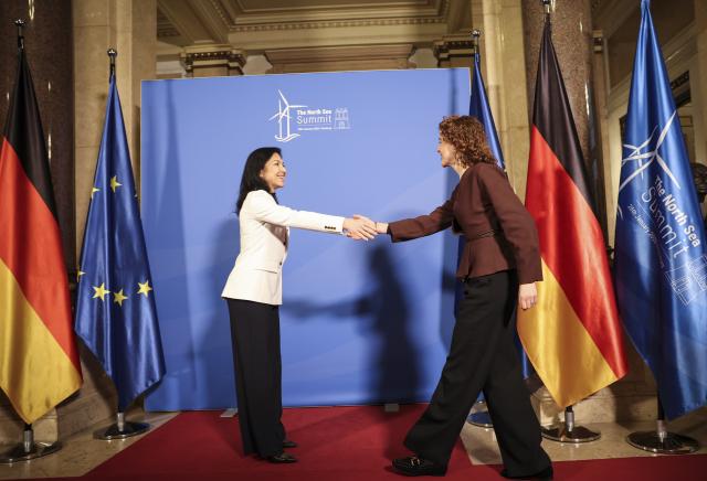 26 January 2026, Hamburg: Katherina Reiche, German Minister for Economic Affairs and Energy, welcomes Sophie Hermans, Minister for Climate Policy and Green Growth of the Netherlands, to the summit meeting of the North Sea states in Hamburg. Photo: Christian Charisius/dpa